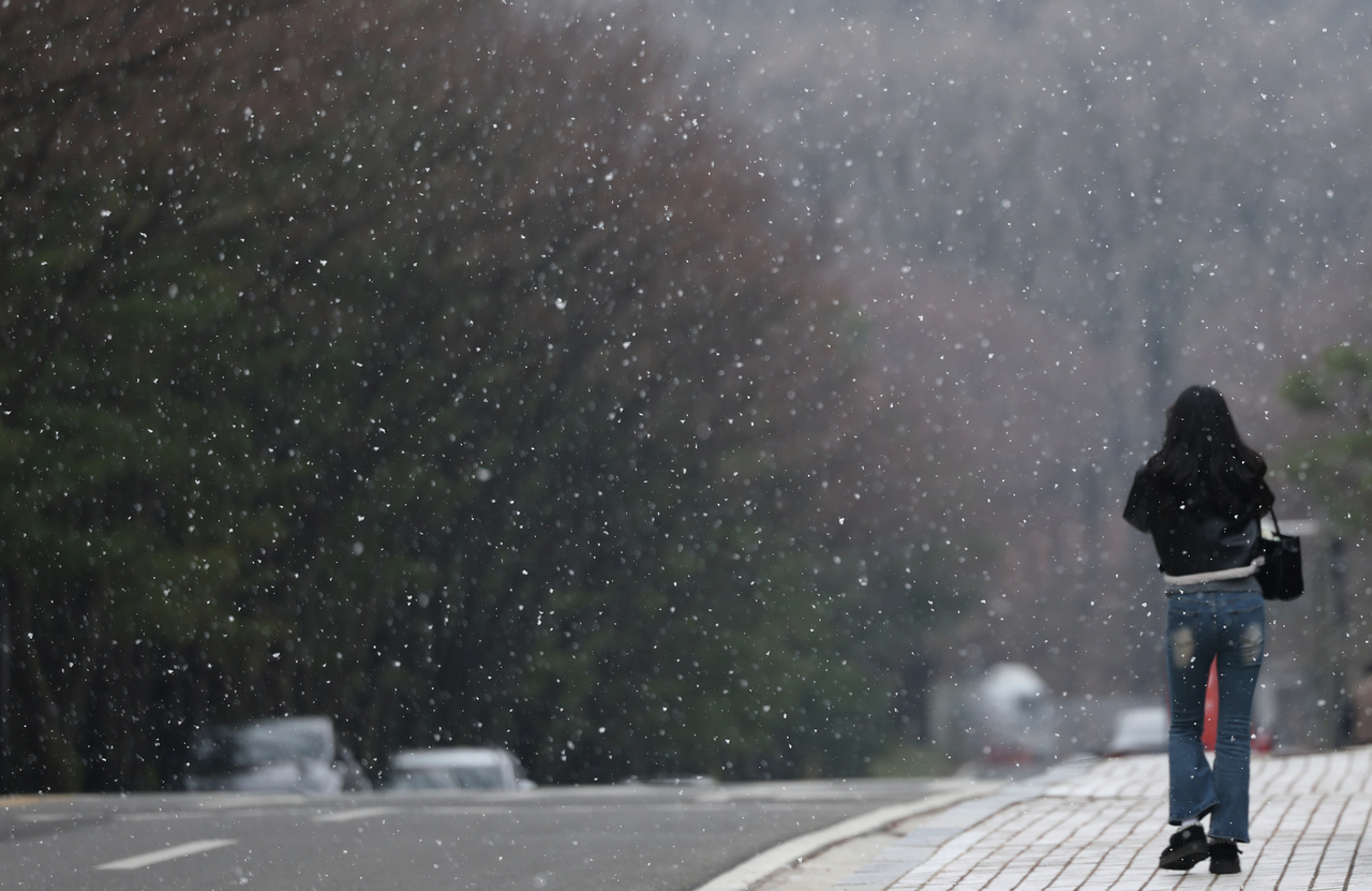 A pedestrian walks along a street in Seocho-gu, Seoul, on Friday. (Yonhap)