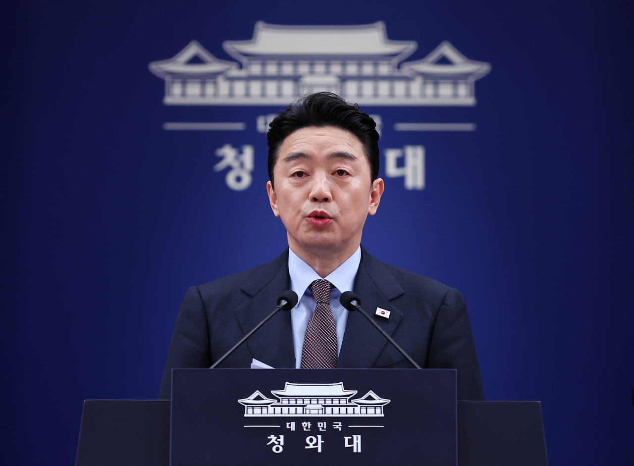 Presidential chief of staff Kang Hoon-sik speaks in a briefing at Cheong Wa Dae in central Seoul on Friday. (Yonhap)