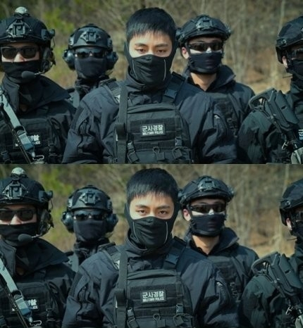 V (center) with fellow Special Duty Team members during his military service (social media)