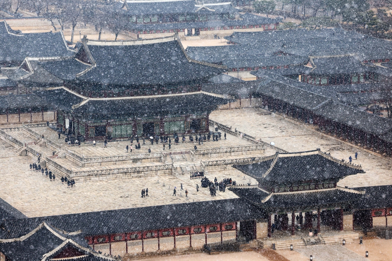 Snow falls over Gyeongbokgung in Seoul on Friday. (Newsis)