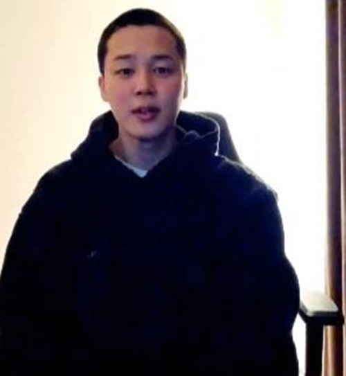 During a Weverse stream ahead of his enlistment, Jimin shows off his freshly cropped short hairdo. (Weverse)
