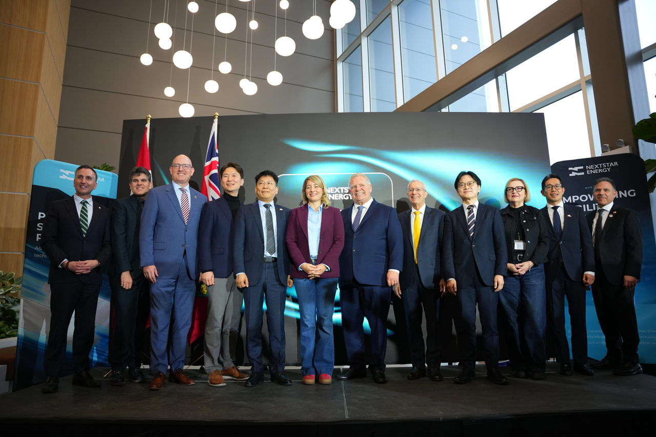 Officials attend the opening ceremony of LG Energy Solution's NextStar Energy's battery plant in Windsor, Ontario on Thursday. From left (third): Windsor Mayor Drew Dilkens, NextStar Energy President Lee Hoon-sung, LG Energy Solution CEO Kim Dong-myung, Canadian Industry Minister Melanie Joly, Ontario Premier Doug Ford, and South Korean Industry Minister Kim Jung-kwan (fourth from right). (LG Energy Solution)