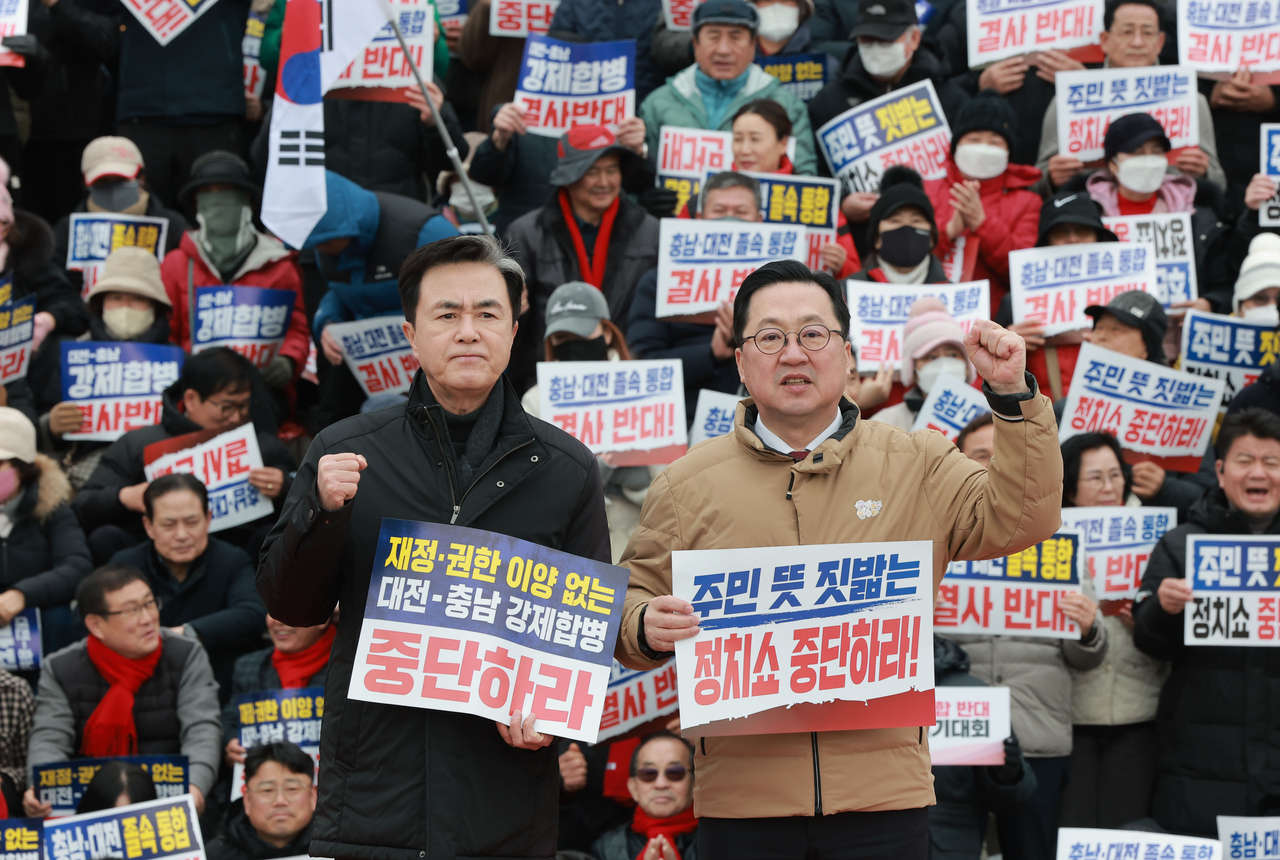 Daejeon Mayor Lee Jang-woo (right) and South Chungcheong Province Gov. Kim Tae-heum chant during a protest against a parliamentary move to integrate the two municipalities, at the National Assembly in Seoul on Feb. 24. (Yonhap)