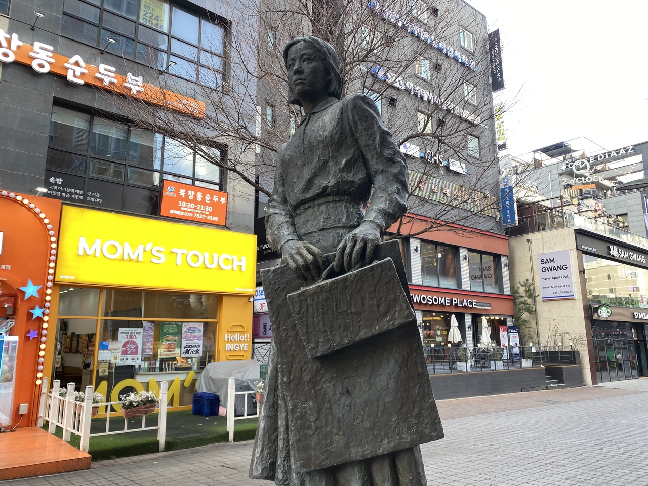 A statue of Na Hye-suk stands on a street named after her in Suwon, Gyeonggi Province (Lim Jae-seong/The Korea Herald)
