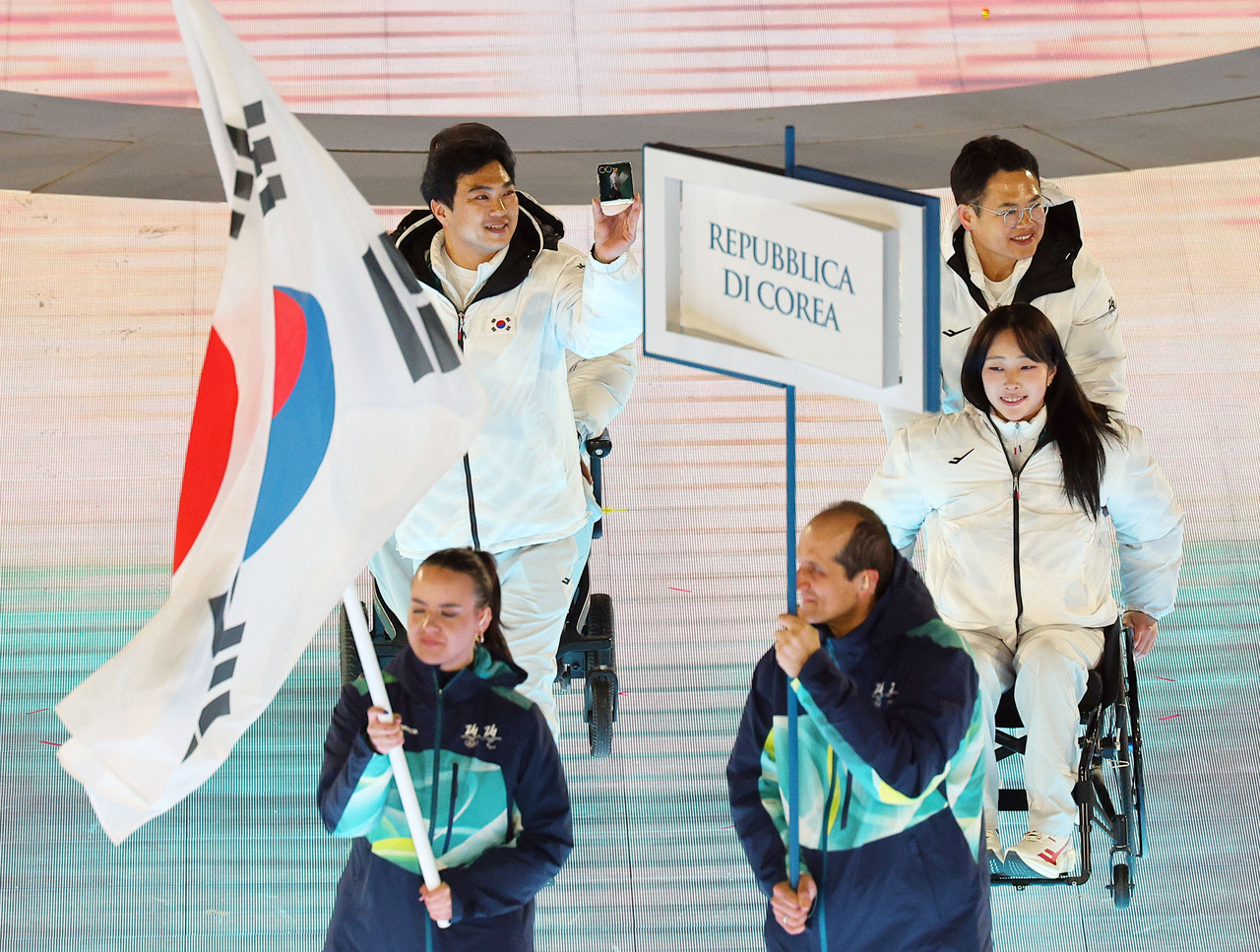 Delegates from Team South Korea march at the opening ceremony of the 2026 Milan Cortina Winter Paralympics at the Verona Arena in Verona, Italy, on Friday (local time). (Yonhap)
