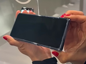 삼성 미쳤다..."핫도그나 접어라" 조롱받더니 '쭉 늘어나는 폰' 내놨... - 뉴스 썸네일 이미지