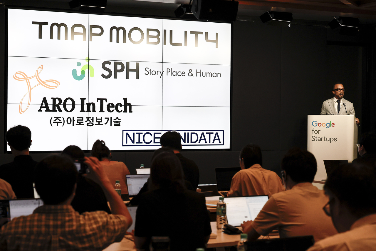 Cris Turner, Google’s vice president for government affairs and public policy, speaks at a Google Maps press briefing at the Google for Startups Campus in Seoul’s Gangnam district on Sept. 9. He outlined Google’s plans to expand cooperation with Korean partners such as Tmap Mobility, SPH, ARO InTech and Nicezindata as the company sought approval to export 1:5,000 Korean base map data overseas. (Newsis)