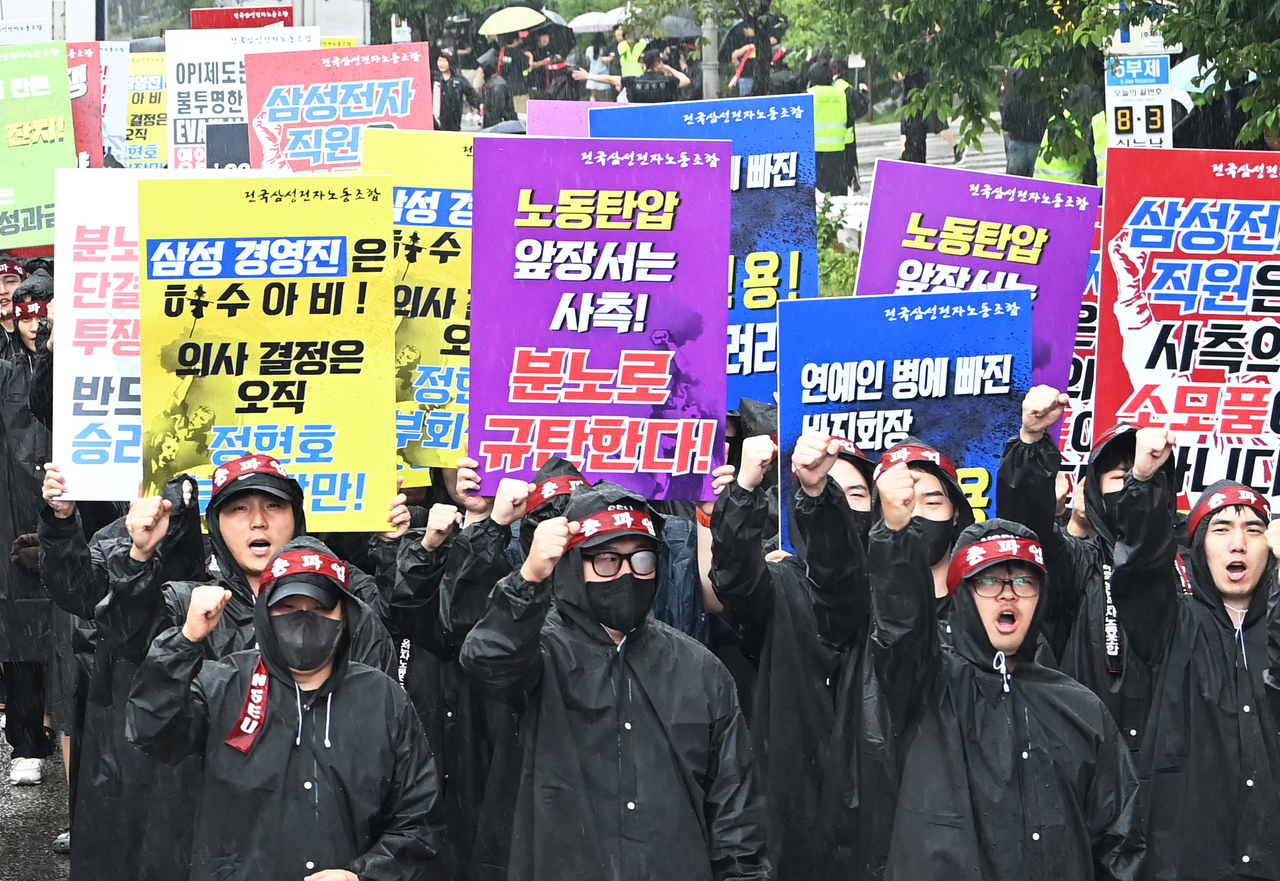 Members of the National Samsung Electronics Labor Union chant slogans during a rally outside the Samsung Electronics campus in Hwaseong, Gyeonggi Province, in July 2024, as the union begins a general strike. (Newsis)
