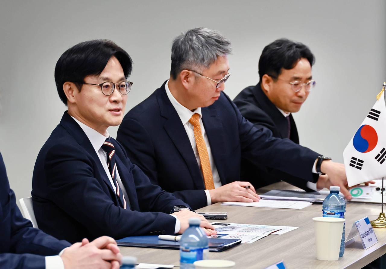 South Korea's Industry Minister Kim Jung-kwan (left) speaks during a meeting with Canadian Industry Minister Melanie Joly in Ontario on Thursday. (Industry Ministry)