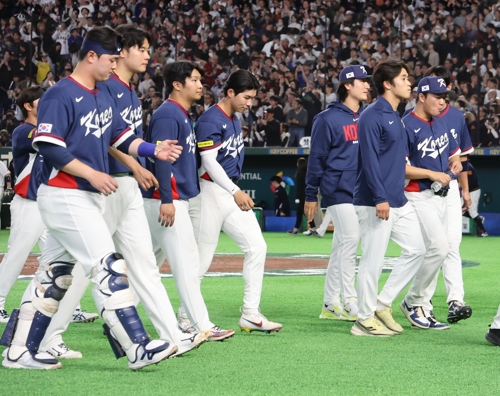 한국 선수들은 1일 도쿄돔에서 열린 월드베이스볼클래식(WBC) 풀C 경기에서 일본에 8-6으로 패한 뒤 경기장을 떠나고 있다. (연합)