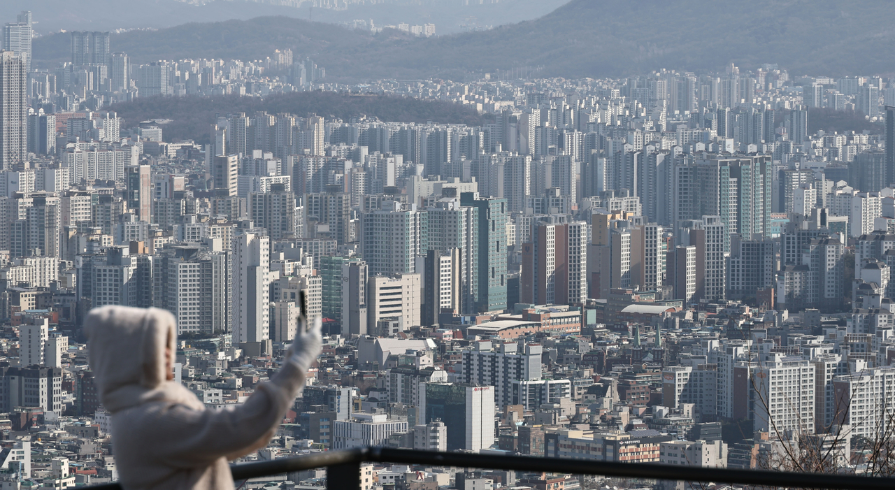 Apartment complexes in Seoul are seen in this photo taken on Feb. 23. (Yonhap)