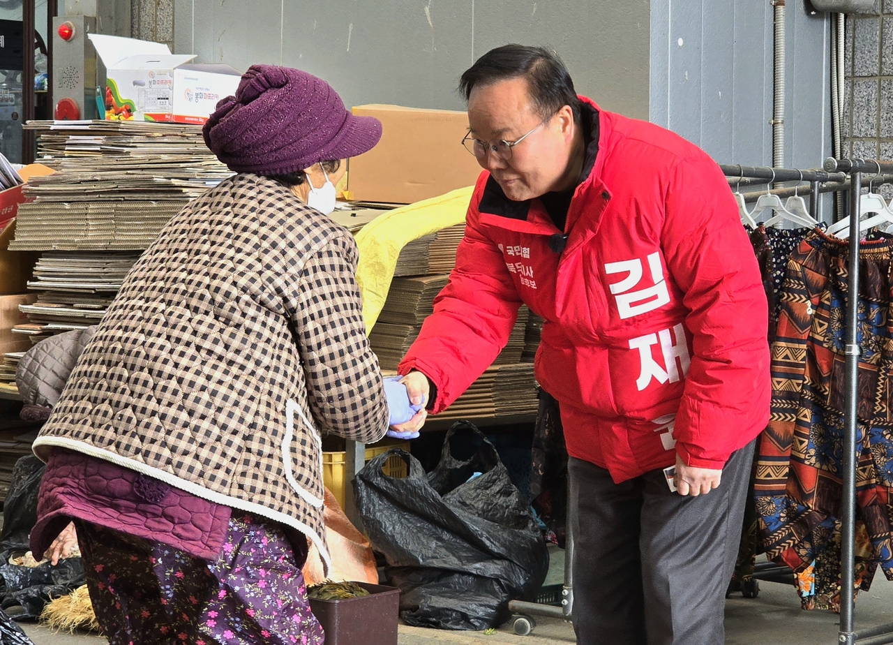 김재원 경북지사 예비후보가 8일 문경시와 예천군을 잇달아 방문하며 현장 중심의 민생 소통 행보에 나섰다.[김재원 예비후보 제공]