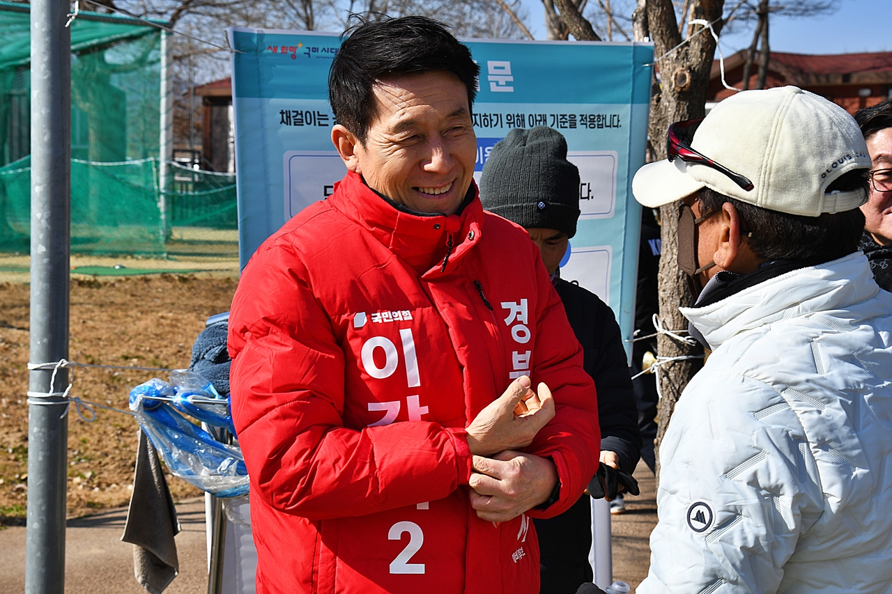 이강덕 국민의힘 경북도지사 예비후보가 주말 구미·성주·칠곡 등을 찾아 시민들의 의견을 청취하고 있다.[이강덕 경북지사 예비후보 제공]