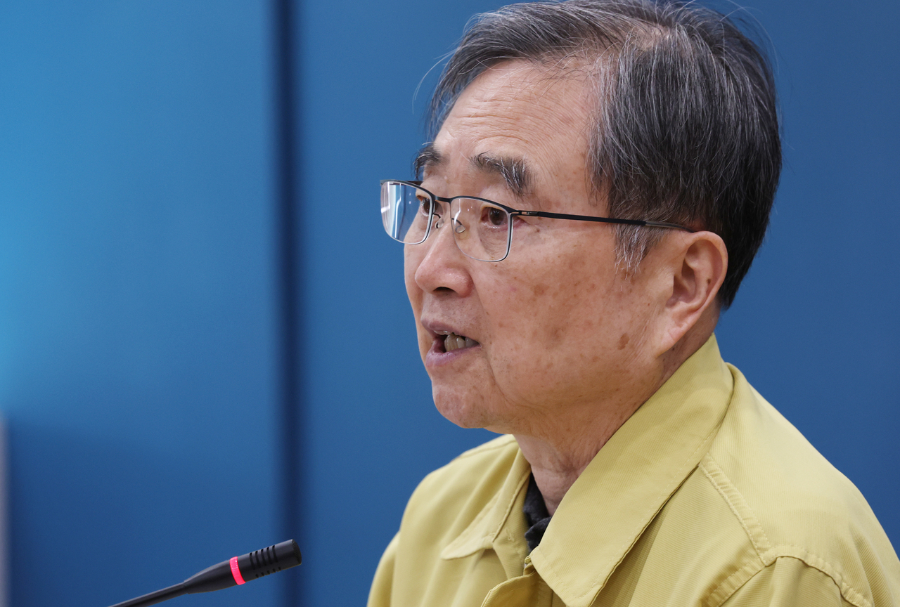 Minister of Foreign Affairs Cho Hyun speaks at a government response meeting in Seoul on Saturday. (Yonhap)