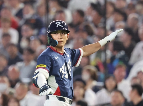 한국 이정후가 토요일 도쿄돔에서 열린 월드베이스볼클래식(WBC) 풀C 경기에서 일본을 상대로 안타를 친 뒤 환호하고 있다. (연합)