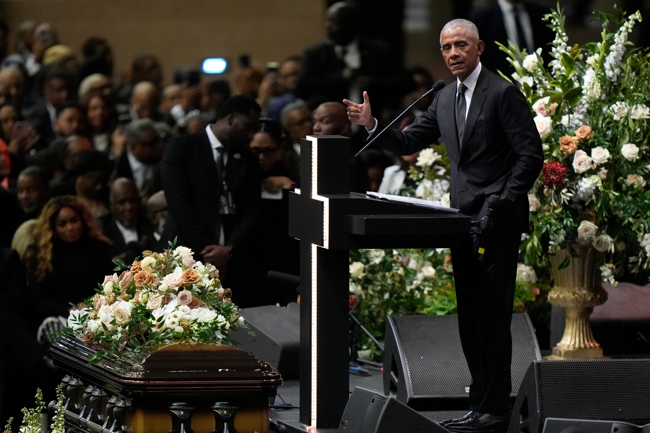 Former US President Barack Obama (right) speaks during the Public Homegoing Service for Reverend Jesse Jackson, at the House of Hope in Chicago, Friday.   (AP-Yonhap)