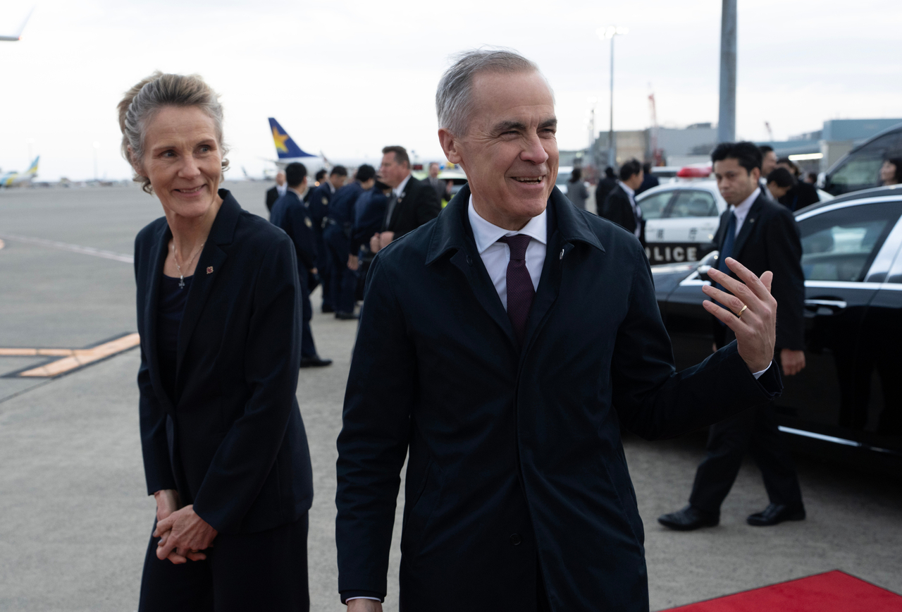 Canadian Prime Minister Mark Carney (right) and wife, Diana Fox Carney, speaks with the media in Tokyo, Japan, Saturday.   (AP-Yonhap)