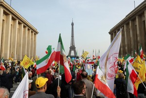 Protesters come out amid war in Iran