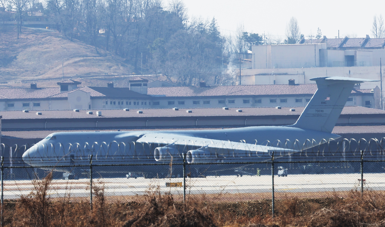 A US Air Force C-5 aircraft sits on the tarmac at Osan Air Base in Gyeonggi Province on Sunday. (Yonhap)