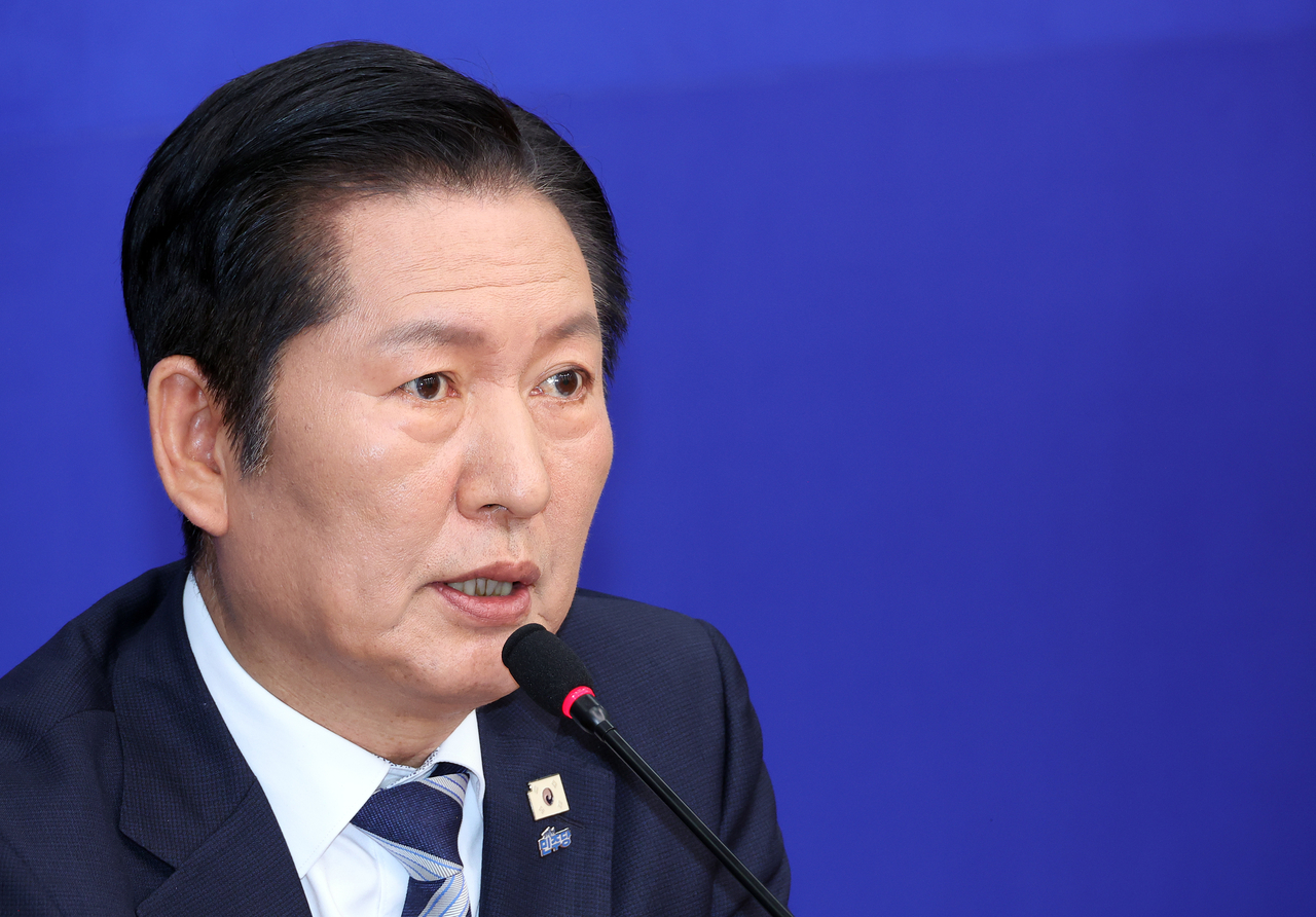 Democratic Party chair Rep. Jung Chung-rae speaks during a press conference held at the National Assembly in Seoul on Sunday. (Yonhap)