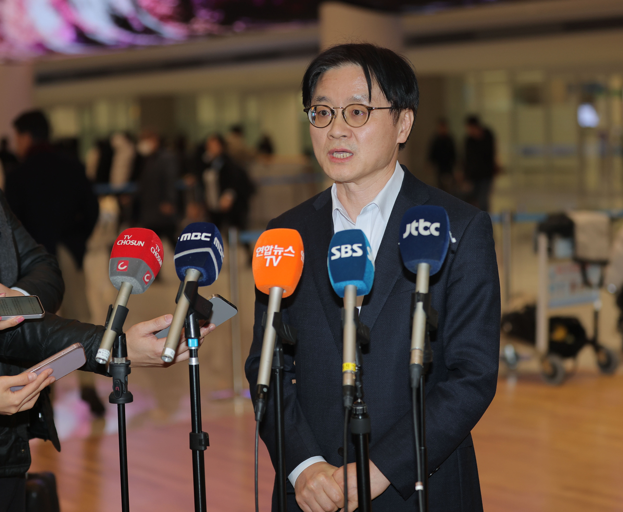 Industry Minister Kim Jung-kwan speaks to reporters at Incheon International Airport, west of Seoul, on Sunday, after visiting the United States to discuss tariff issues and other trade matters with Washington. (Yonhap)