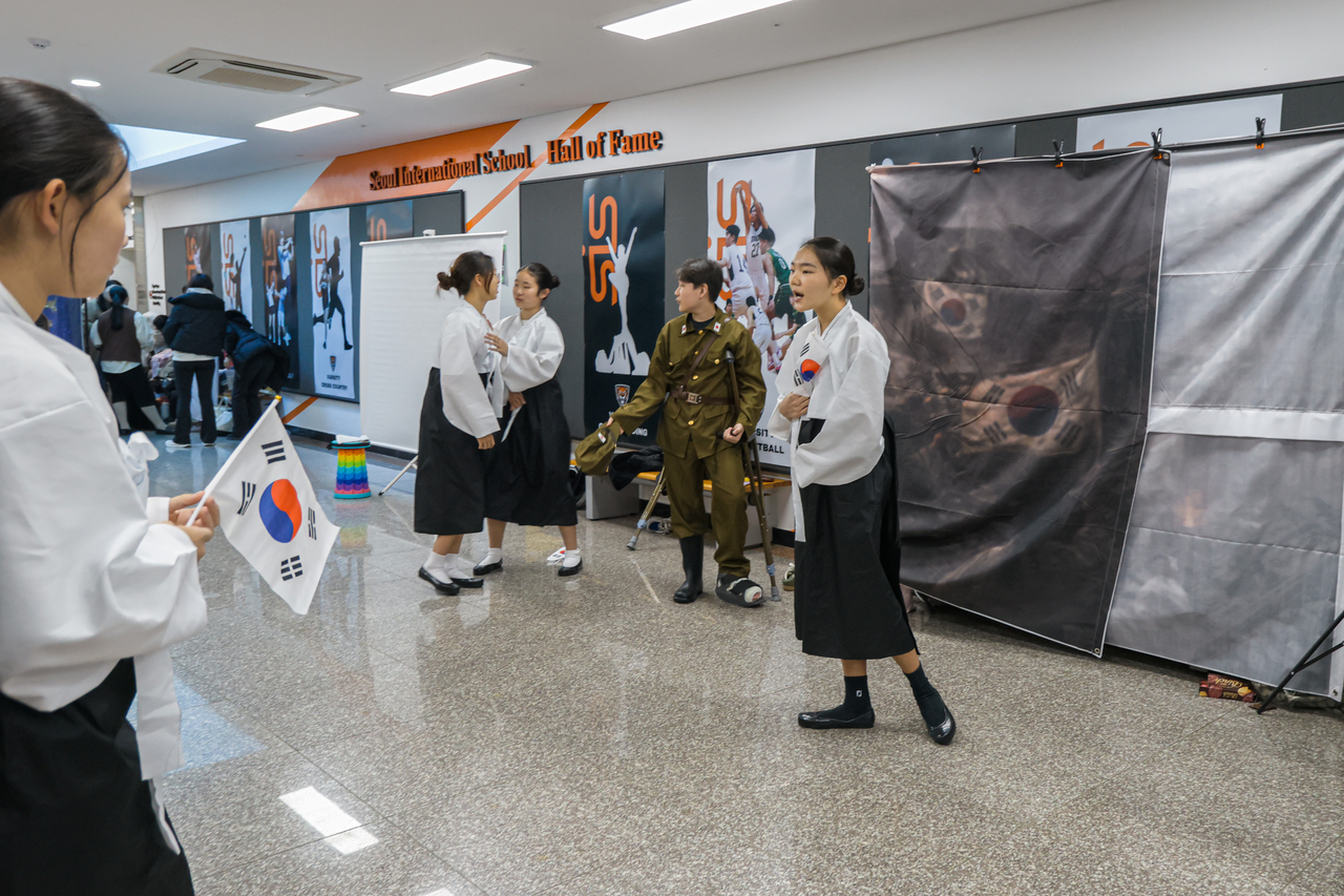 Students presenting their research through theatrical performances practice in the hallways of Seoul International School on Saturday during the National History Day Korea competition. (Seoul International School)