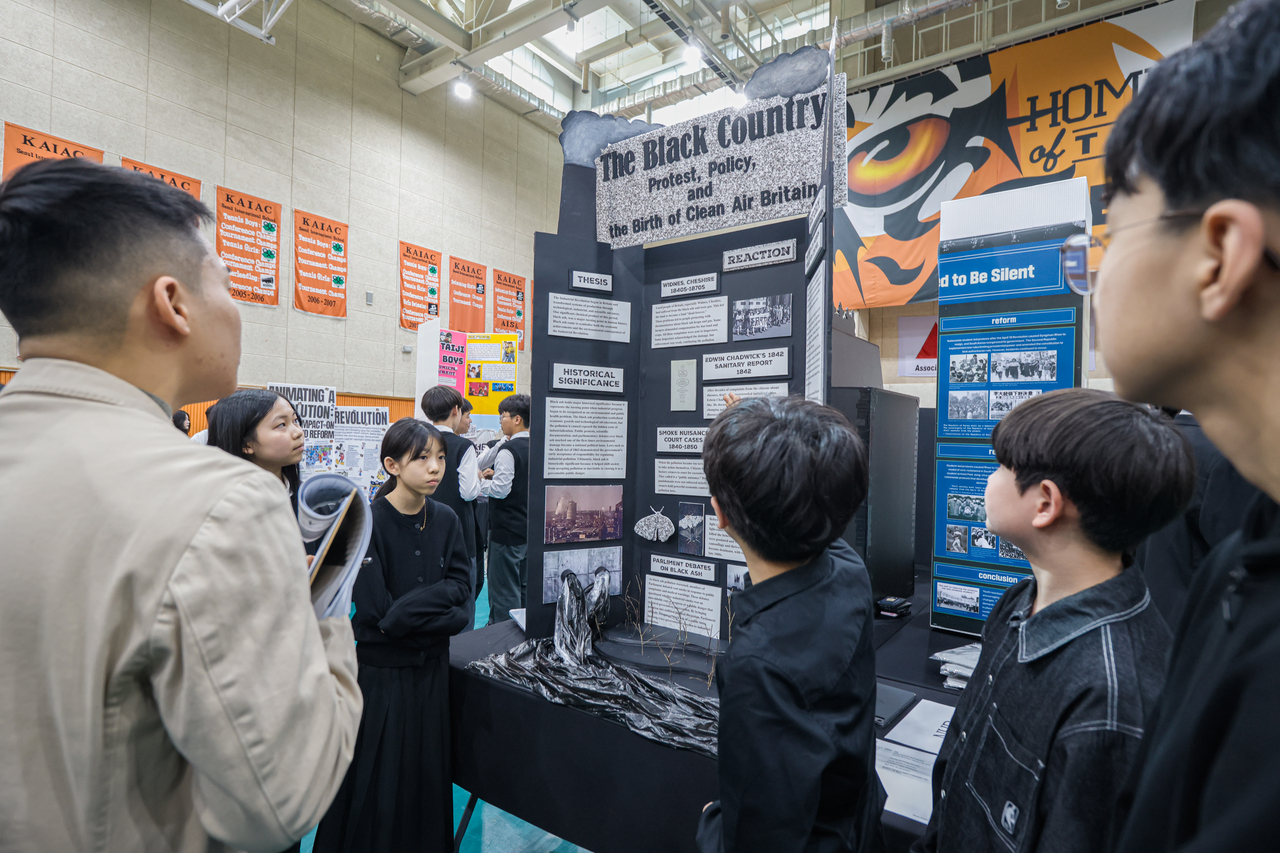 Middle school students present their research in front of a judge on Saturday during the National History Day Korea competition, held at the Seoul International School in Seongnam, Gyeonggi Province. (Seoul International School)