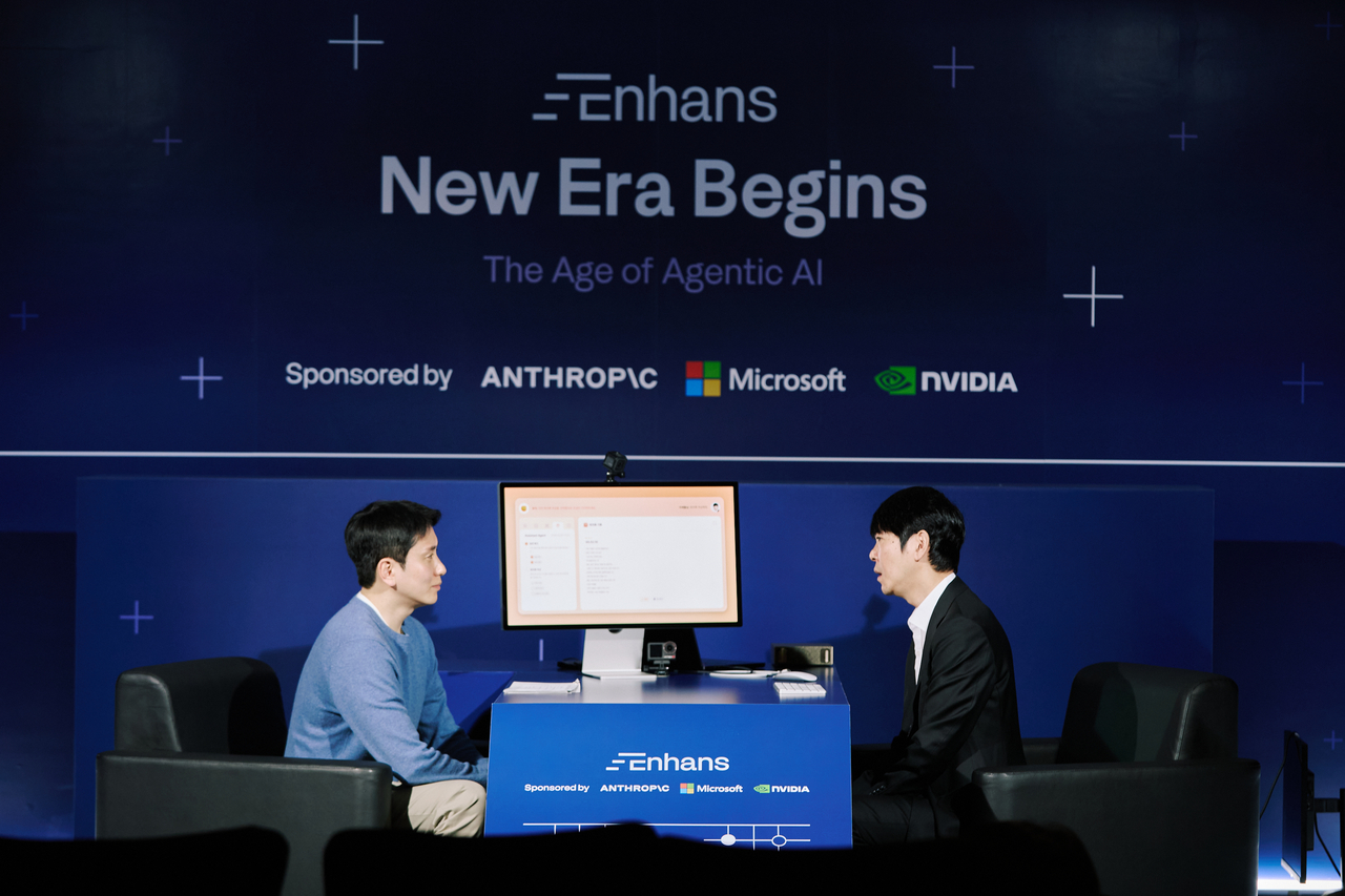 Lee Se-deol (right) appears with Enhans CEO Lee Seung-hyun at the Four Seasons Hotel in Seoul on Monday during an event timed to the 10th anniversary of his AlphaGo match there, with the startup showcasing an AI system built to carry out multi-step tasks autonomously. (Enhans)