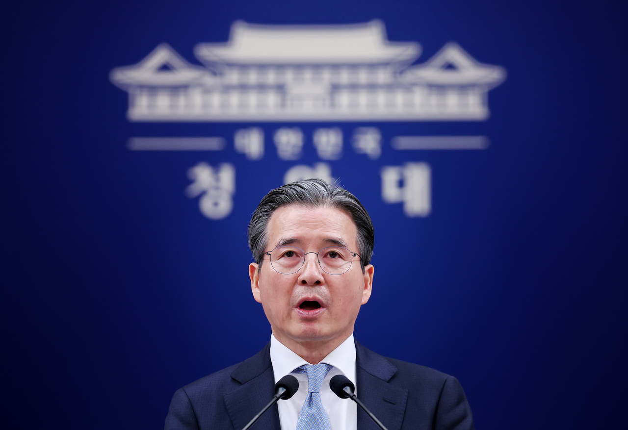 Kim Yong-beom, presidential chief of staff for policy, explains the outcome of an emergency economic response meeting on the Middle East conflict during a press briefing at Cheong Wa Dae in Seoul on Monday. (Yonhap)