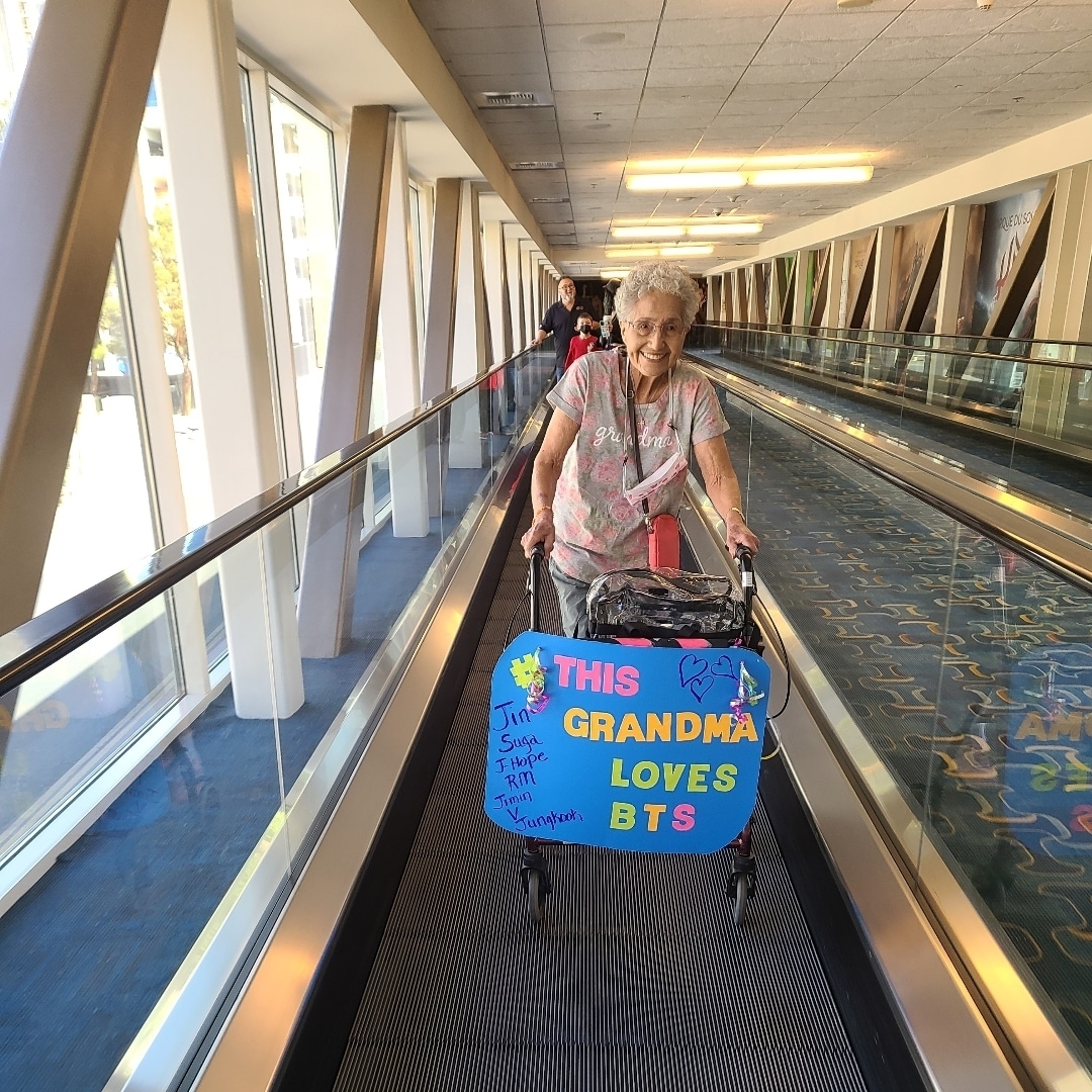 95-year-old American Army Isabel at BTS' 