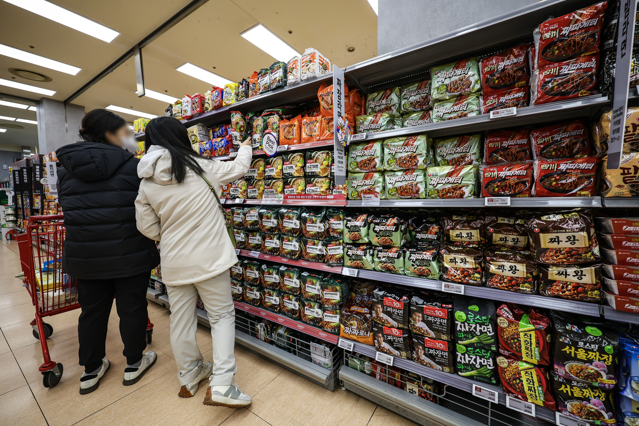 Shoppers browse ramyeon products at a supermarket in Seoul on Jan. 18. (Newsis)