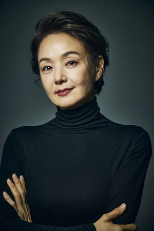 배종옥, 톱배우 존재감..박해영 신작 '모두가 자신의 무가치함과 싸우... - 뉴스 썸네일 이미지