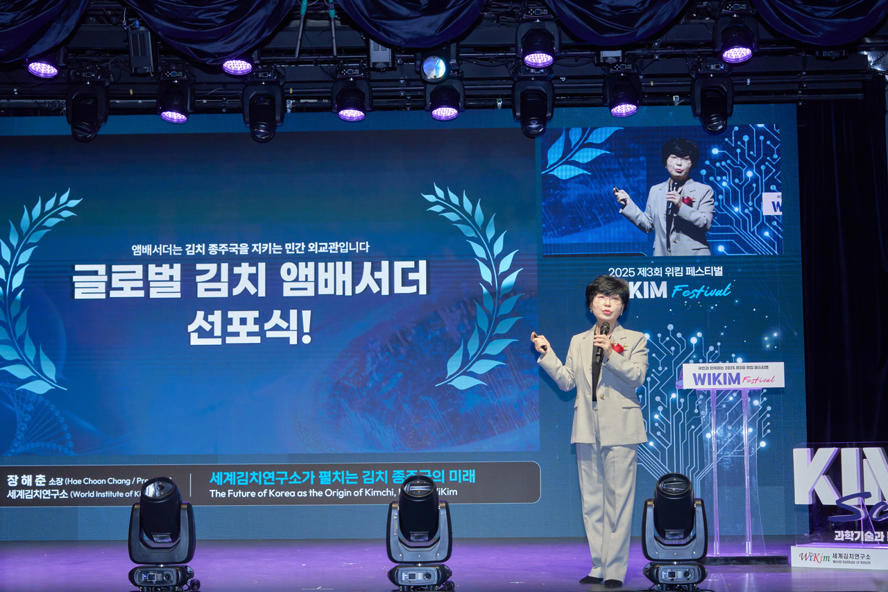 위킴 페스티벌에서 글로벌 김치 앰배서더 위촉을 선포하는 장해춘 소장 [세계김치연구소 제공]