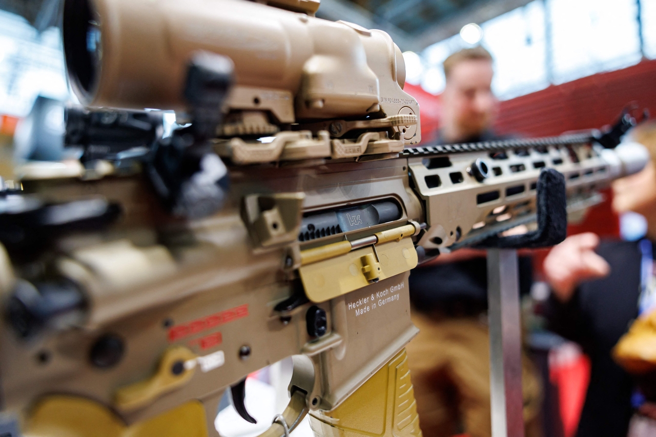 The Heckler & Koch G95K A1 assault rifle  is on display at the company's stand during the "Enforce Tac" trade fair for security and defense in Nuremberg, southern Germany, Feb. 25.  AFP-Yonhap