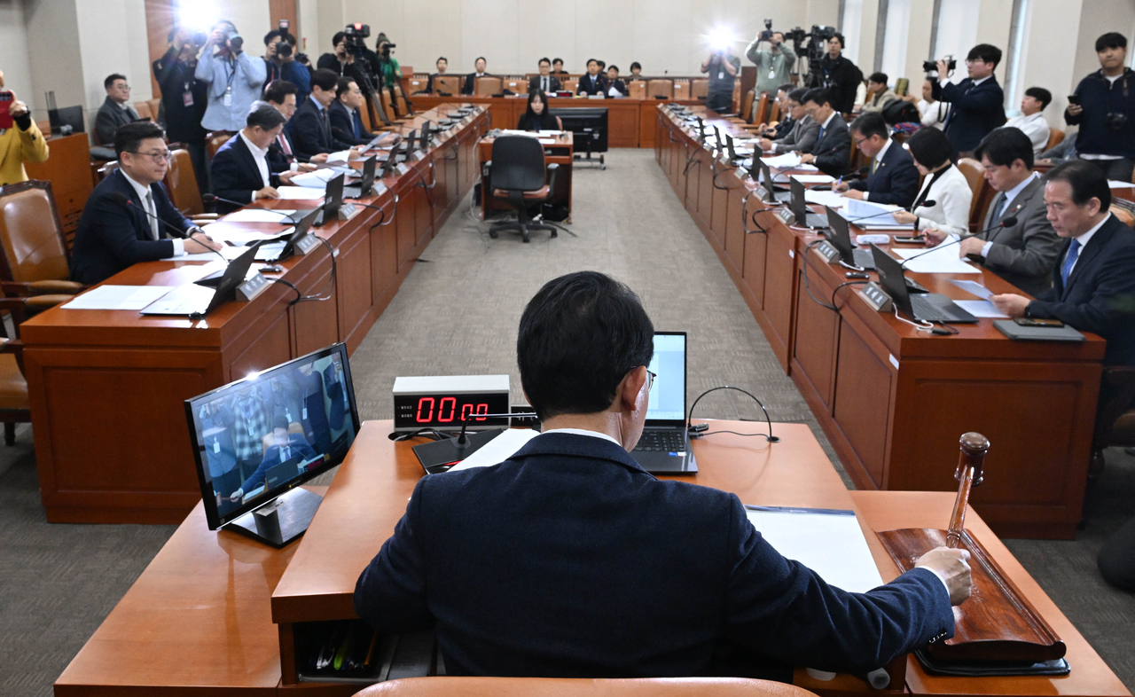 Rep. Kim Sang-hoon (center), lawmaker of the People Power Party who chairs a special committee on South Korea's strategic investment in the United States, hits a gavel during a general meeting of the committee held on Monday. (Lee Sang-sub/The Korea Herald)