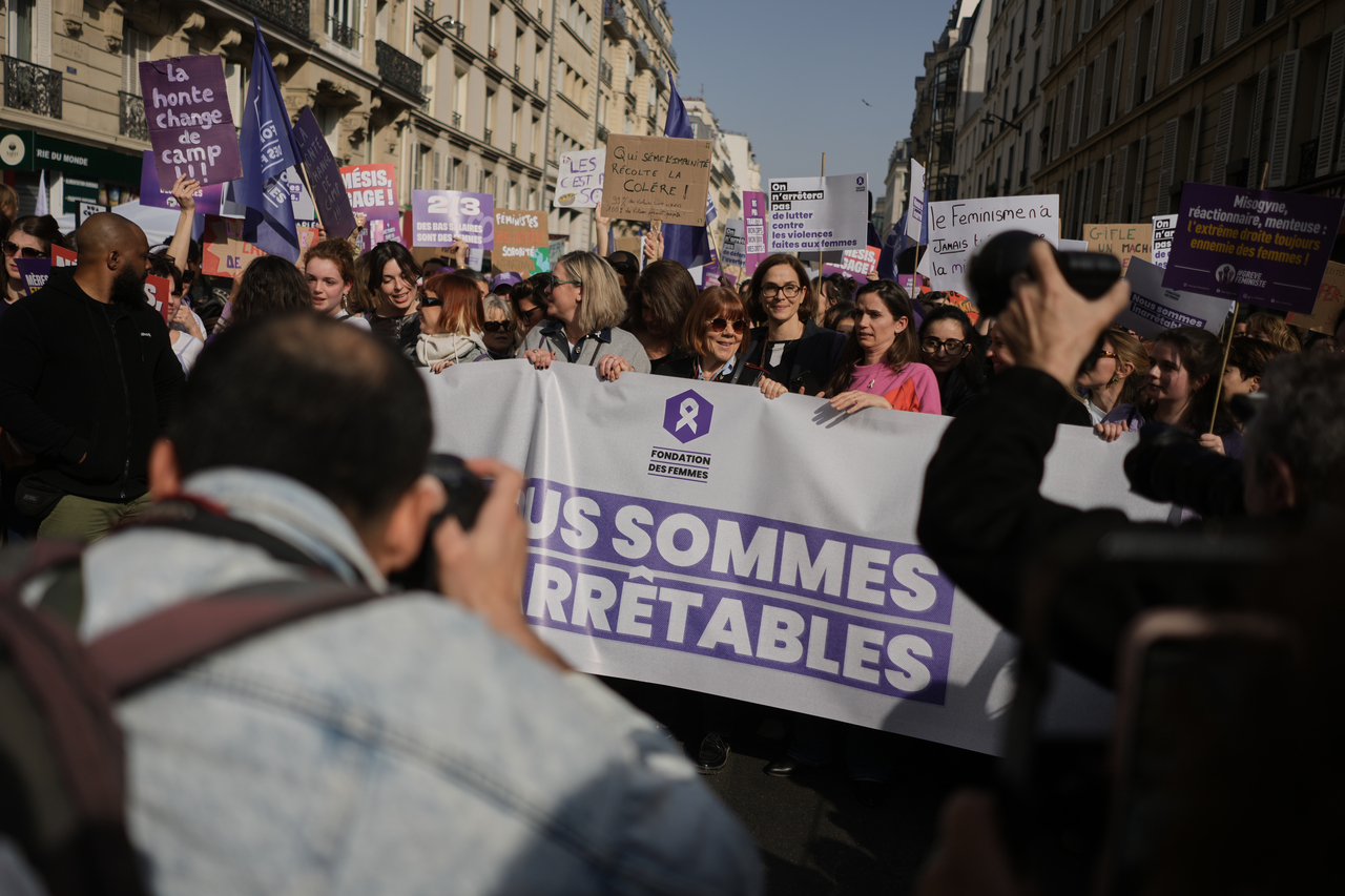 Gisele Pelicot (center) attends a march to mark International Women‘s Day in Paris, Sunday.   (AP-Yonhap)