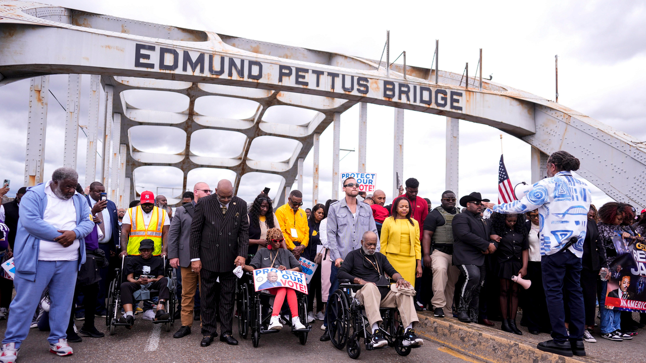 People march over the Edmund Pettus Bridge on the 61st anniversary of Bloody Sunday, in Selma, Alabama, Sunday.   (AP-Yonhap)