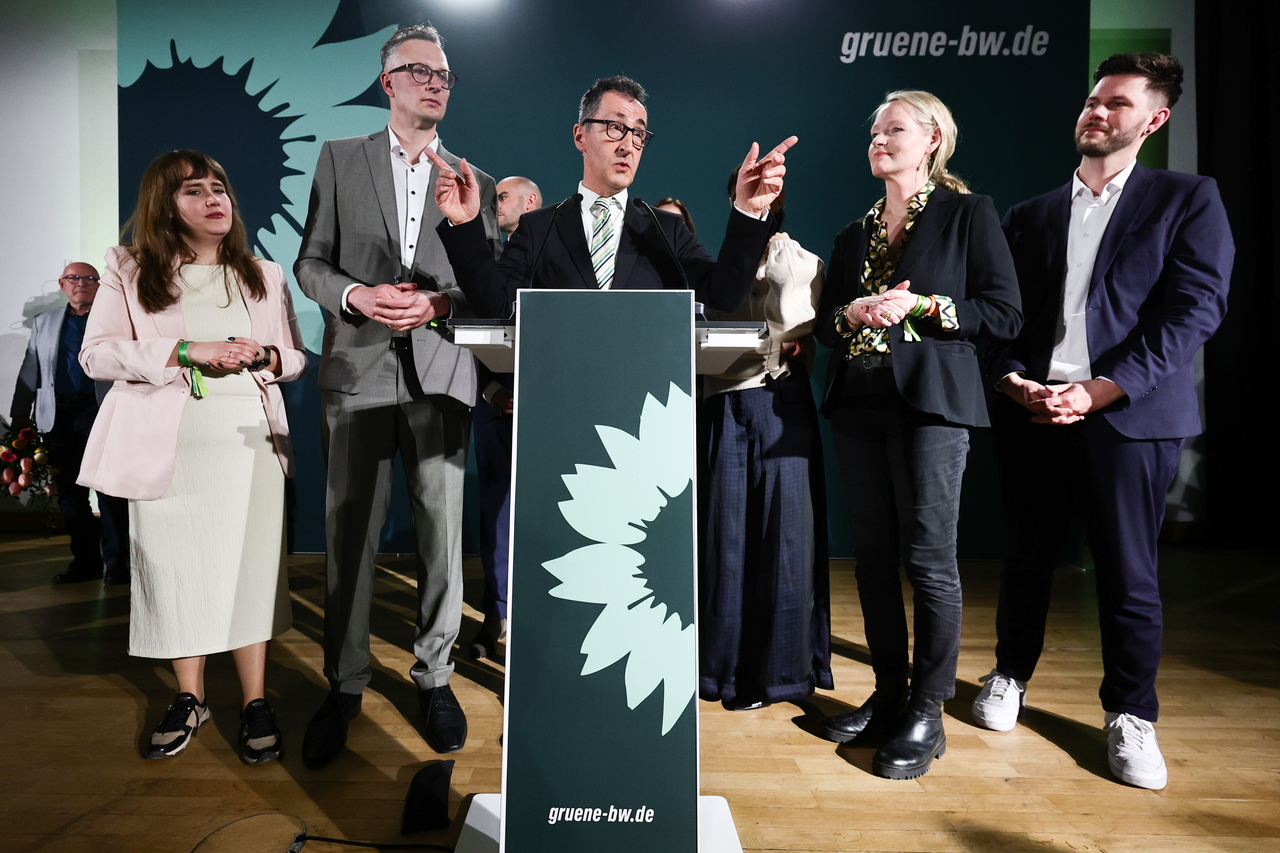 Cem Ozdemir (center), top candidate of the Greens, addresses supporters in Stuttgart, southern Germany, Saturday. (AFP-Yonhap)