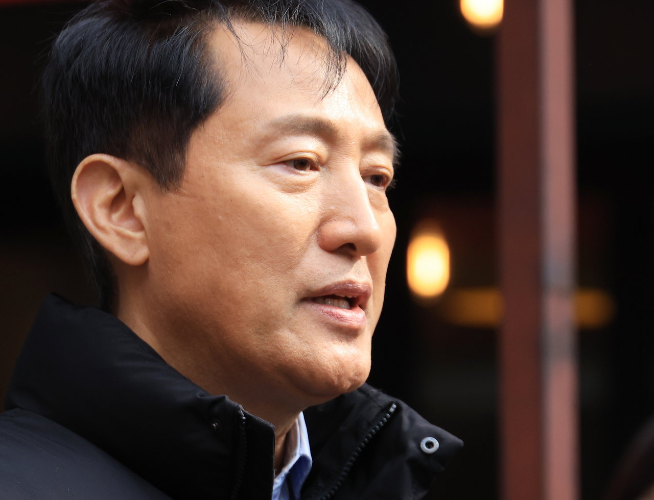 Seoul Mayor Oh Se-hoon speaks to reporters during his visit to a residential area in Dongdaemun-gu, Seoul, Monday. (Yonhap)