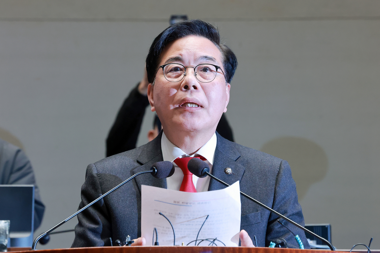 People Power Party floor leader Rep. Song Eon-seog speaks at an emergency assembly of lawmakers at the National Assembly on Monday.  (Yonhap)