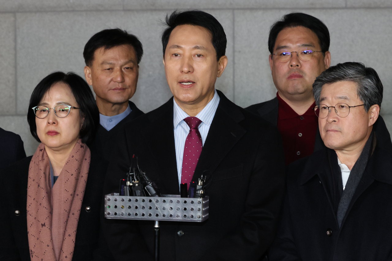 Seoul Mayor Oh Se-hoon (center) speaks to reporters after all sitting lawmakers of the People Power Party adopted a resolution opposing Yoon's return to politics. (Yonhap)