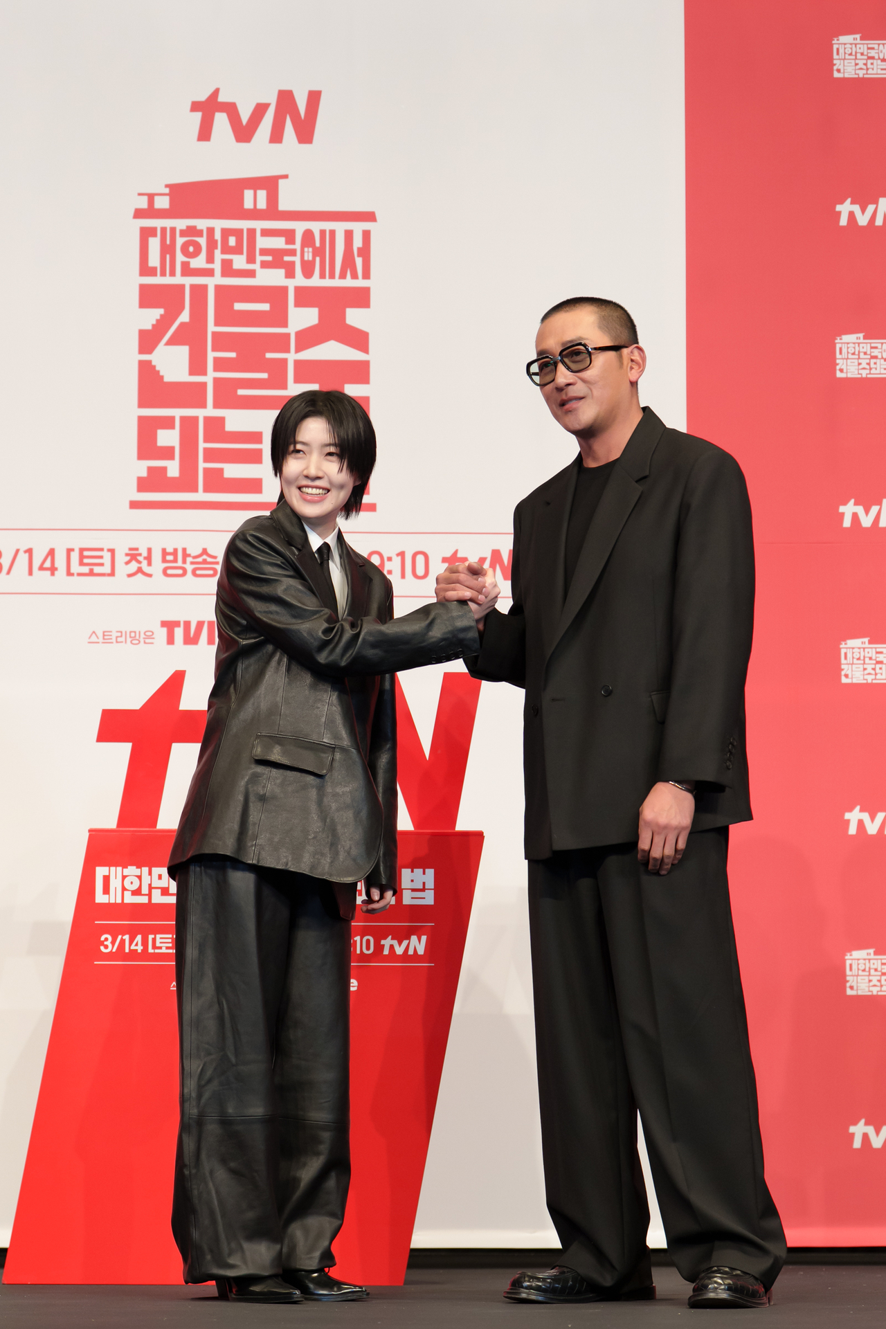 Shim Eun-kyung (left) and Ha Jung-woo pose for a photo during a press conference held in Seoul, Monday. (tvN)