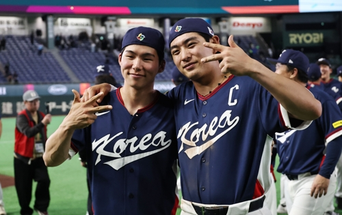 한국의 이정후(오른쪽)와 김혜성이 월요일 도쿄돔에서 열린 월드베이스볼클래식(WBC) 풀C 경기에서 호주를 상대로 팀이 7-2로 승리한 것을 축하하고 있다. (연합)