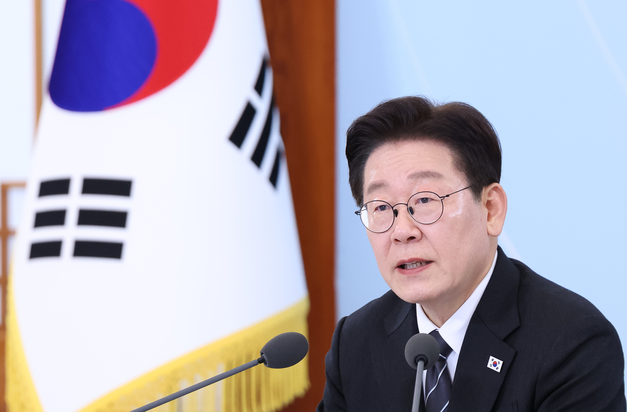 President Lee Jae Myung speaks during a meeting with senior officials from major conglomerates and small and medium-sized enterprises to discuss a co-prosperity business model held at Cheong Wa Dae in Seoul on Tuesday. (Pool photo via Yonhap)