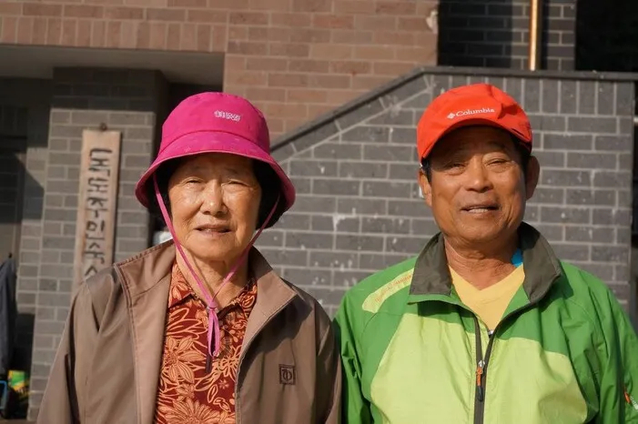 Kim Shin-yeol (left) and her husband Kim Sung-do pose at a residential facility for inhabitants on Dokdo, North Gyeongsang Province, in this photo provided by her family. (Social media account of Kim’s family)