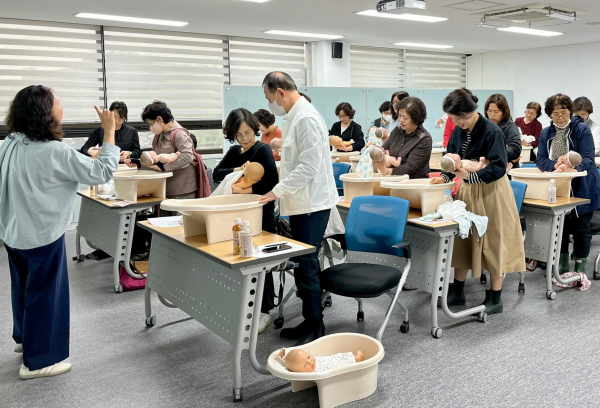 Grandparents take part in a child care class held by Seodaemun-gu District Office in 2023. (Seodaemun-gu District Office)