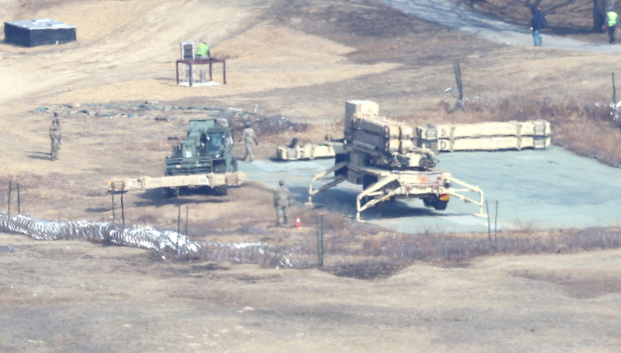 A launcher of the US THAAD missile defense system is dismantled at the US base in Seongju, North Gyeongsang Province, on March 5. (Yonhap)