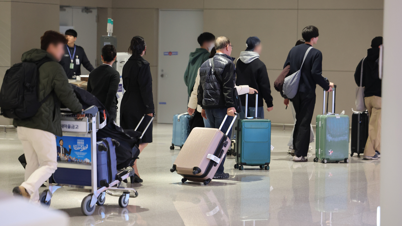 Travelers returning from the Middle East arrive at Incheon International Airport Terminal 2 on Thursday, as regional tensions escalate following US and Israeli attacks on Iran. (Yonhap)