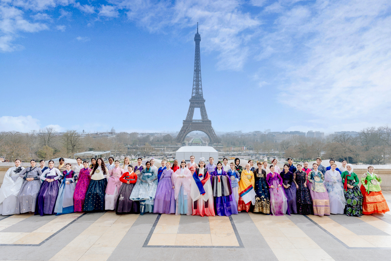 ‘제6회 프랑스 한복모델 선발대회’ 참가자들이 프랑스 파리 에펠탑 앞에서 포즈를 취하고 있다. [대한민국 한복모델 선발대회 조직위원회 제공]