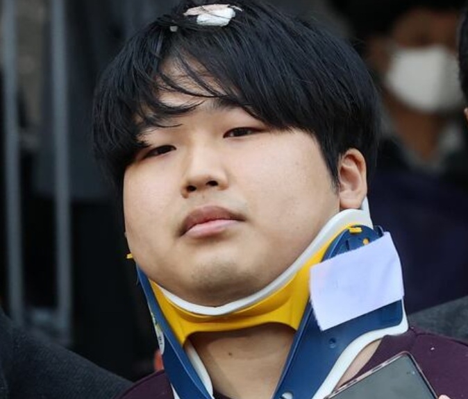 Cho Ju-bin speaks to reporters at a police station in Seoul on March 25, 2020, before being referred to prosecutors for blackmailing dozens of victims to perform violent sex acts and selling such content in a mobile group chat room on messaging service Telegram. (Yonhap)